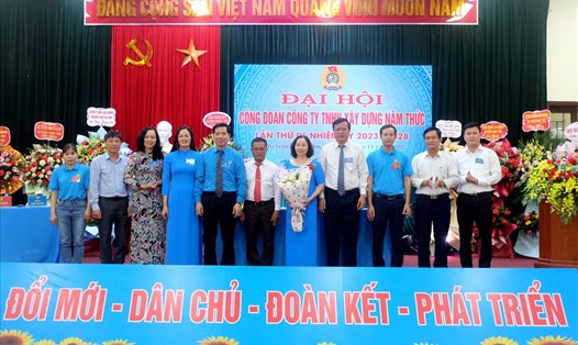 Phó Chủ tịch Liên đoàn Lao động thành phố Hà Nội Nguyễn Huy Khánh (thứ 5, từ trái sang) chúc mừng Đại hội. Ảnh: Ngọc Ánh