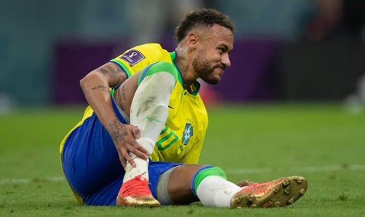 Neymar dính chấn thương nghiêm trọng ngay trong ngày ra quân của Brazil. Ảnh: AFP