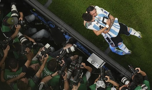 Một bên là cảm xúc, một bên là hàng loạt máy móc trong tình huống ăn mừng của Messi. Ảnh: AFP