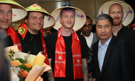 Marco Reus và các cầu thủ nổi tiếng của Borussia Dortmund đến Việt Nam. Ảnh: VFF