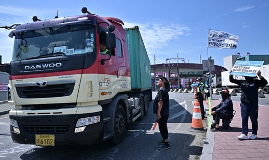 Tài xế xe tải Hàn Quốc đang rời cảng container ở Incheon được mời tham gia cùng các tài xế đình công đợt 1 ngày 14.6.2022. Ảnh: AFP
