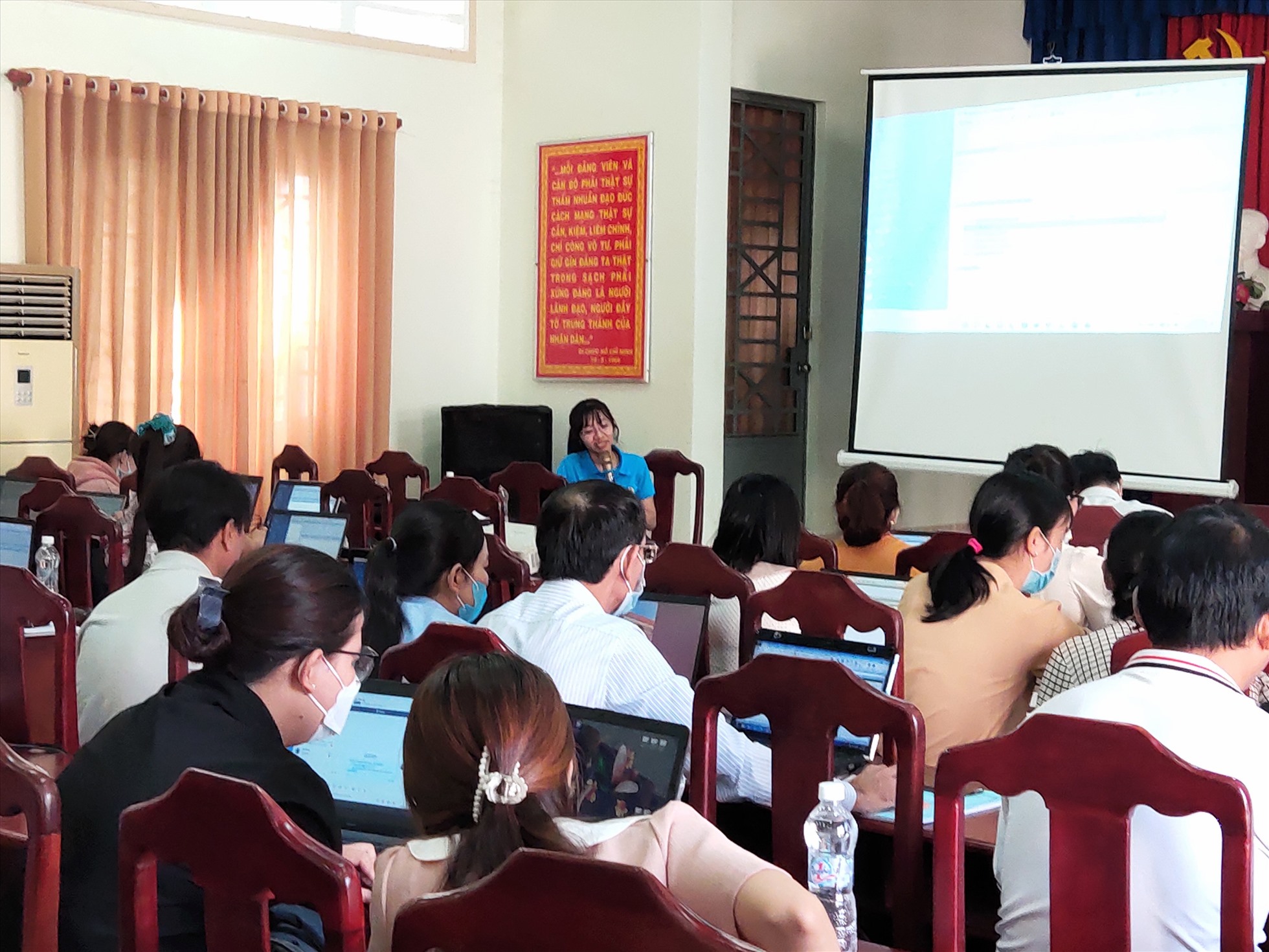 Các học viên tham gia lớp tập huấn phần mềm kế toán công đoàn cơ sở. Ảnh. Q.T