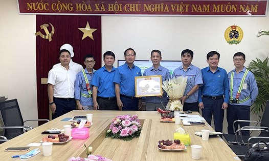 Ông Trần Quang Huy - Chủ tịch Công đoàn Công Thương Việt Nam (thứ 4 từ trái sang) trao Bằng khen cho CĐCS đạt thành tích cao trong Chương trình 1 triệu sáng kiến. Ảnh: Hà Anh