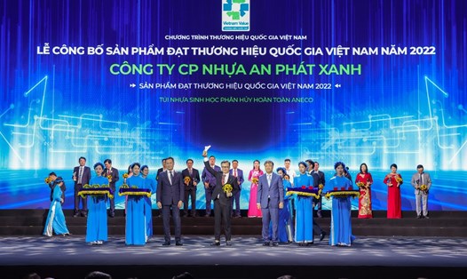 Ông Nguyễn Lê Thăng Long, Phó Tổng Giám đốc Tập đoàn An Phát Holdings (đứng giữa) nhận biểu trưng và chứng nhận Thương hiệu quốc gia Việt Nam 2022.