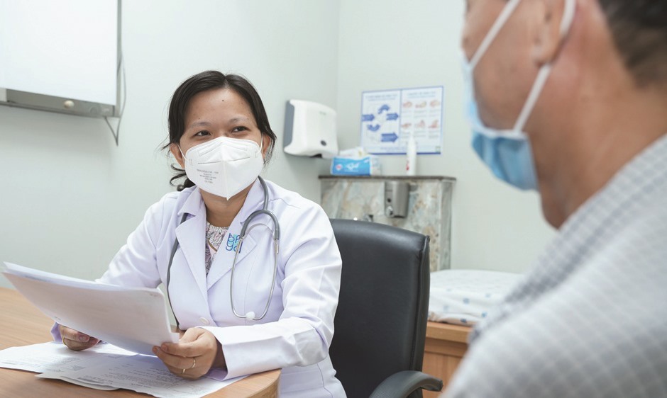 Bác sĩ tư vấn điều trị cho người bệnh. Ảnh: BV