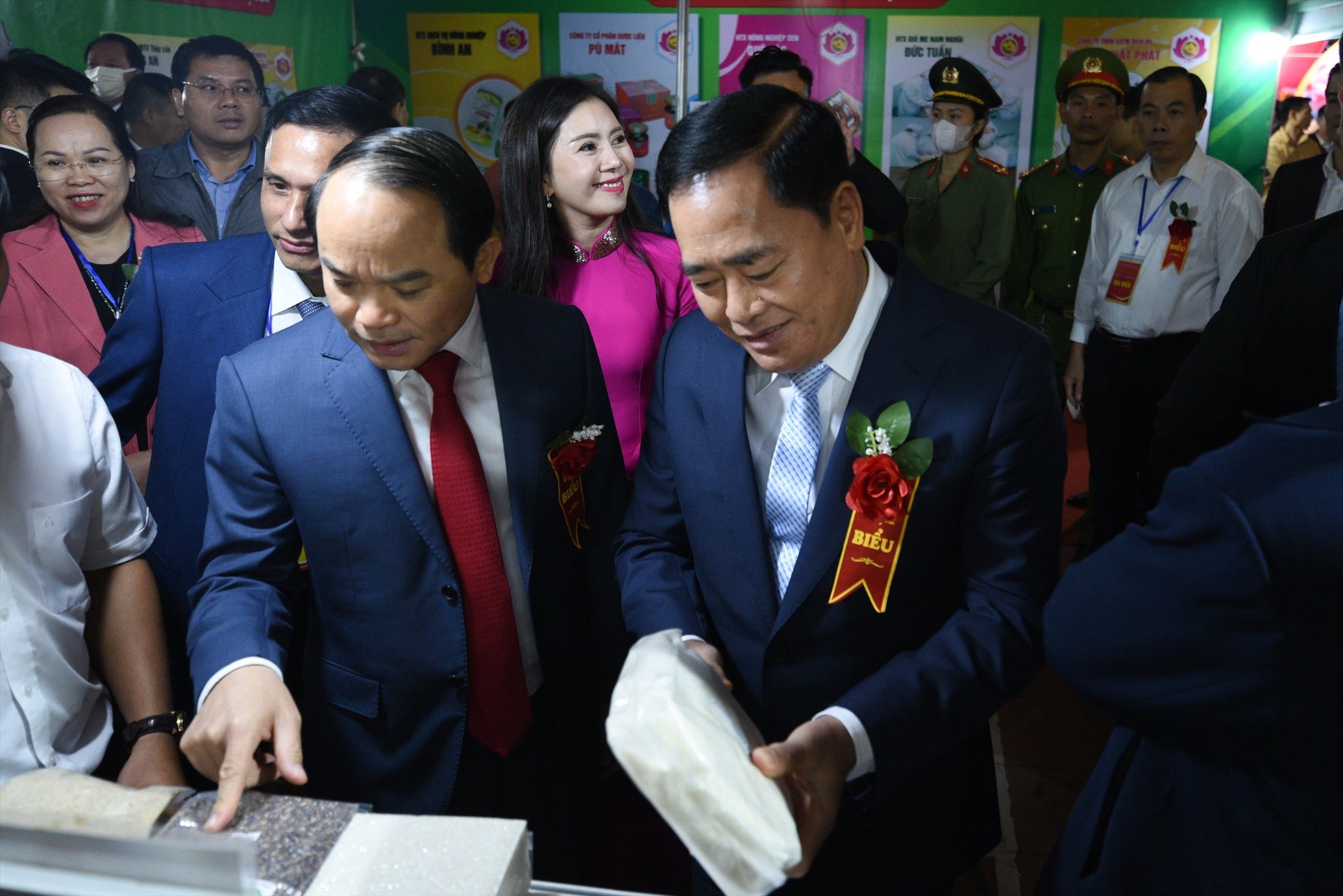 Các đại biểu tham quan các gian hàng tại hội chợ. Ảnh: PV