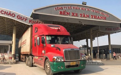 Xe hàng rời bãi đậu di chuyển đến khu vực thông quan ở cửa khẩu Tân Thanh (Lạng Sơn). Ảnh: PV