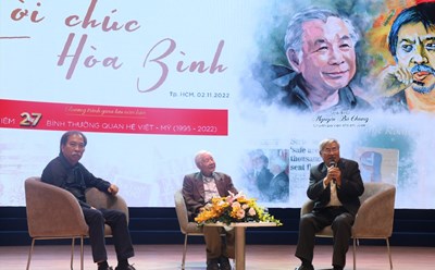 Các nhà văn, nhà thơ lão thành xuất hiện tại chương trình “Lời chúc hòa bình“. Ảnh: Việt Phong