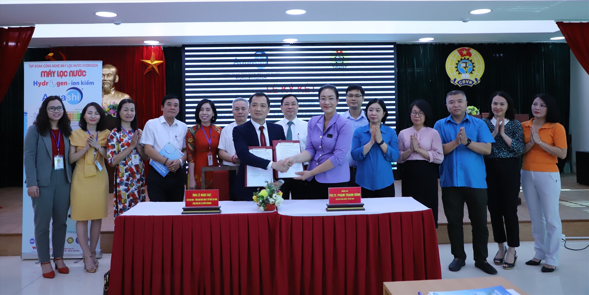 Lãnh đạo Công đoàn Y tế Việt Nam và Công ty Cổ phần Tập đoàn công nghệ máy lọc nước Hydrogen ký thoả thuận hợp tác. Ảnh: Bảo Hân