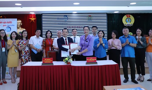 Lãnh đạo Công đoàn Y tế Việt Nam và Công ty Cổ phần Tập đoàn công nghệ máy lọc nước Hydrogen ký thoả thuận hợp tác. Ảnh: Bảo Hân