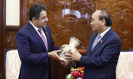 Chủ tịch nước Nguyễn Xuân Phúc tặng quà lưu niệm cho Đại sứ UAE Obaid AI Dhaheri. Ảnh: TTXVN