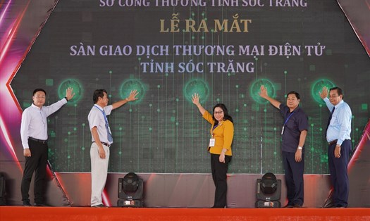 Lãnh đạo tỉnh Sóc Trăng thực hiện nghi thức ra mắt Sàn giao dịch Thương mại điện tử