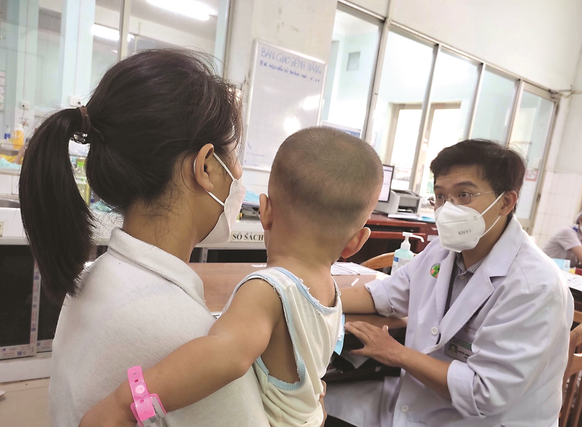 Một bệnh nhi bị táo bón phải nhập viện. Ảnh: NL