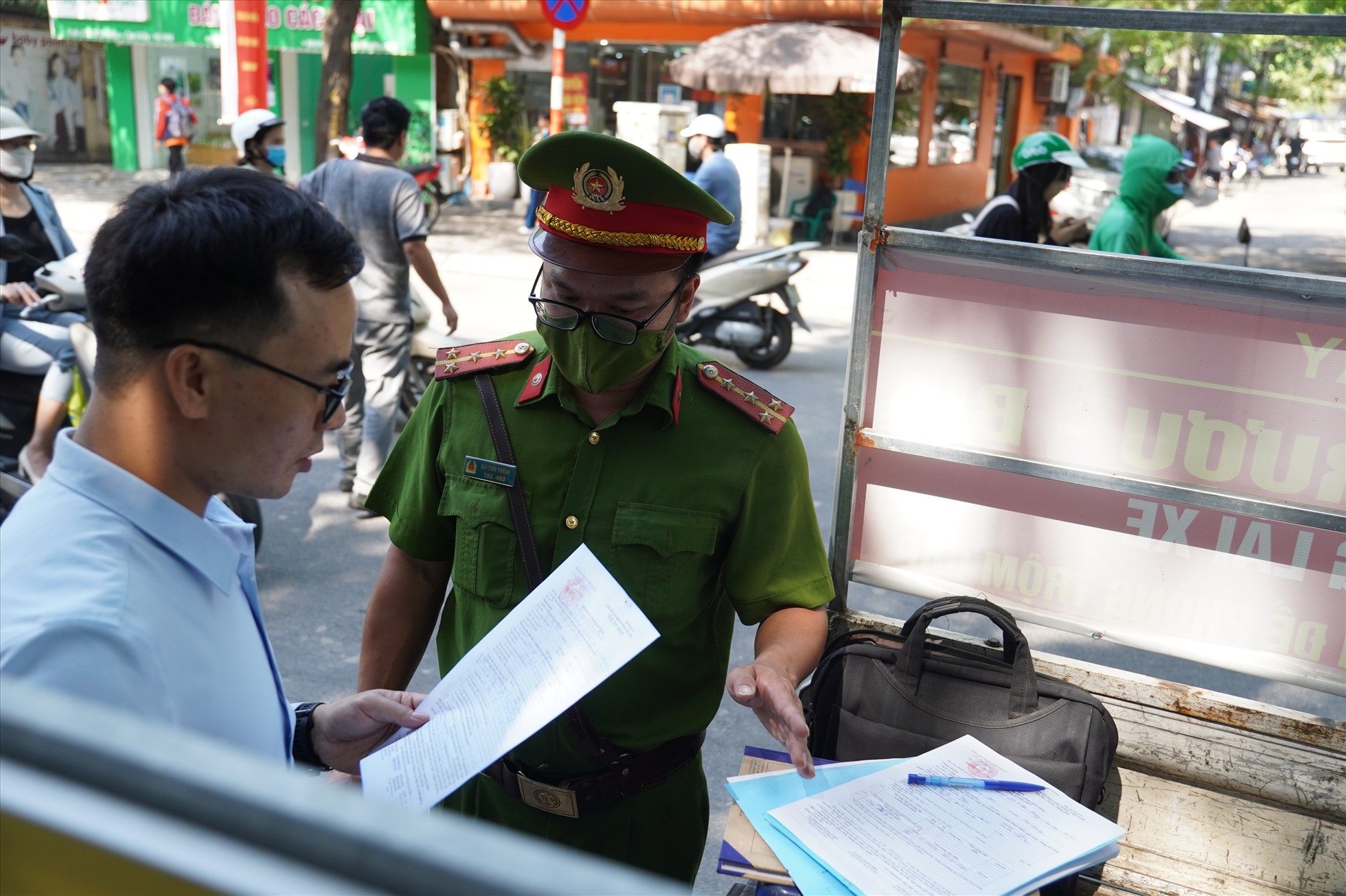 Công an phường Dịch Vọng xử lý những trường hợp vi phạm dừng đỗ xe sai quy định trên phố Tô Hiệu.