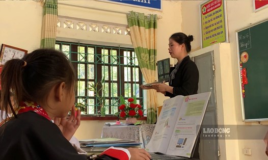 Cô giáo vùng cao trong một tiết dạy môn Tin học tại điểm trường Tiểu học Hoành Mô, huyện Bình Liêu, Quảng Ninh. Ảnh: Thiên Hà