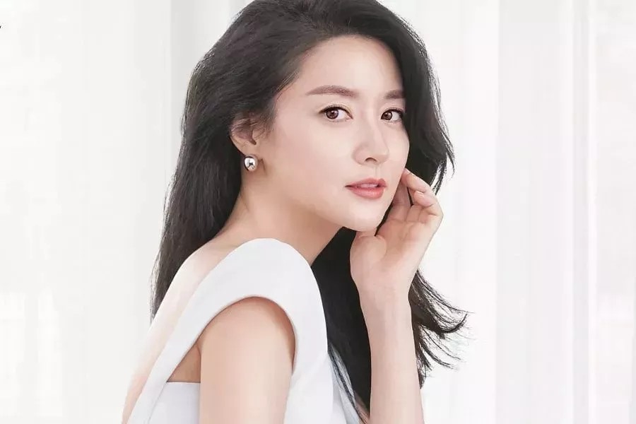 Lee Young Ae thảo luận dự án phim mới. Ảnh: CMH.
