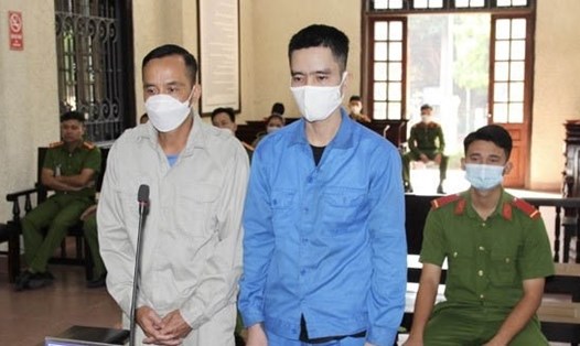 Bị cáo Vũ Văn Dũng và Nguyễn Văn Việt (từ trái qua phải) tại phiên xét xử. Ảnh: BHD.