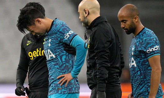 Son rời sân với một chấn thương mắt trong trận đấu với Marseille. Ảnh: AFP