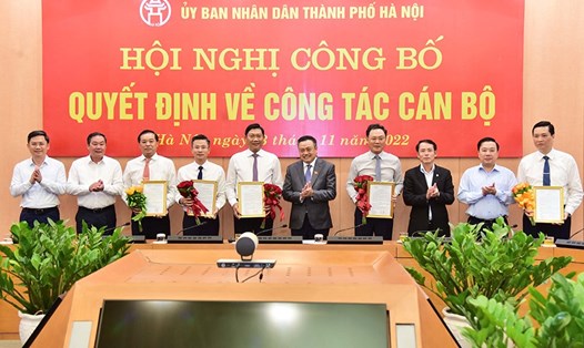 Chủ tịch UBND thành phố Hà Nội Trần Sỹ Thanh trao quyết định cho các đồng chí nhận nhiệm vụ mới. Ảnh: Hà Vũ
