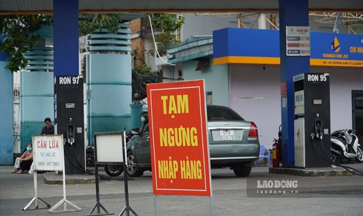 Một cửa hàng xăng dầu ở TPHCM treo biển tạm ngưng nhập hàng ngày 3.11.  Ảnh: Ngọc Lê
