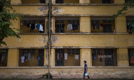 Một khu ký túc xá sinh viên đang xuống cấp. Ảnh: Việt Nguyễn