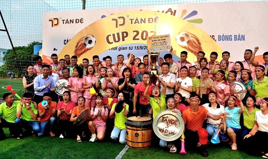 Ban lãnh đạo Công ty Tân Đệ (Thái Bình) trao cúp vô địch cho đội bóng đá nam nhà máy Tân Đệ 3. Ảnh: T.D