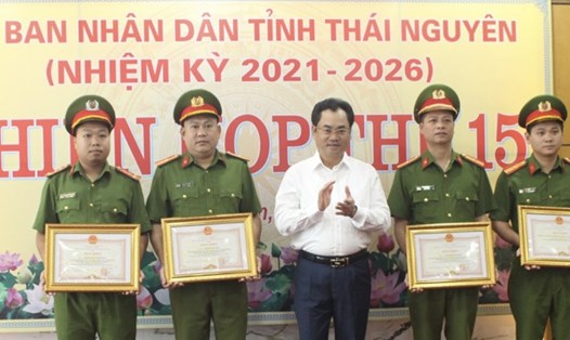 Chủ tịch UBND tỉnh Thái Nguyên khen thưởng đột xuất lực lượng triệt phá nhóm cho vay nặng lãi. Ảnh: T.L