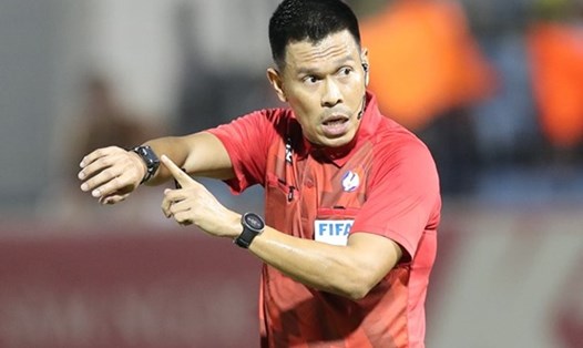 Trọng tài FIFA Mongkolchai Pechsri mắc sai sót khi điều khiển trận đấu giữa Đà Nẵng và Sài Gòn FC. Ảnh: VPF