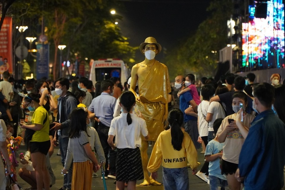 Người dân và du khách đến Phố đi bộ Nguyễn Huệ chơi về đêm. Ảnh: LDO.