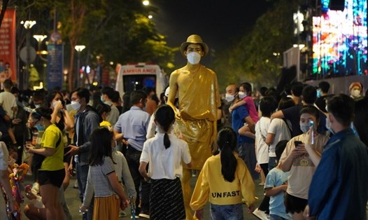 Người dân và du khách đến Phố đi bộ Nguyễn Huệ chơi về đêm. Ảnh: LDO.