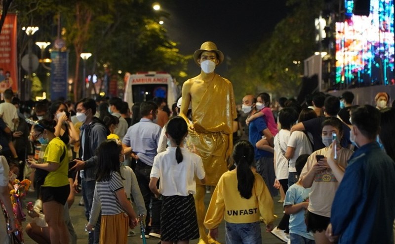 Người dân và du khách đến Phố đi bộ Nguyễn Huệ chơi về đêm. Ảnh: LDO.