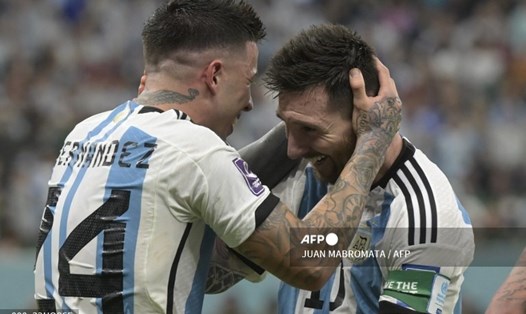 Enzo Fernandez ăn mừng cùng Messi. Ảnh: AFP