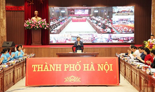 Bí thư Thành ủy Hà Nội Đinh Tiến Dũng chủ trì đối thoại với phụ nữ Thủ đô năm 2022. Ảnh: Viết Thành