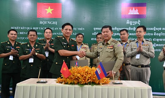 Bộ đội Biên phòng Kiên Giang và Công an bảo vệ Biên giới biển (Tổng Cục Công an Quốc gia Campuchia) ký kết, trao biên bản ghi nhớ hợp tác năm 2023. Ảnh: Biên phòng cung cấp