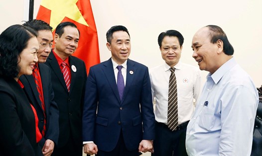 Chủ tịch nước Nguyễn Xuân Phúc với lãnh đạo Trung ương Hội Chữ thập đỏ Việt Nam. Ảnh: Thống Nhất