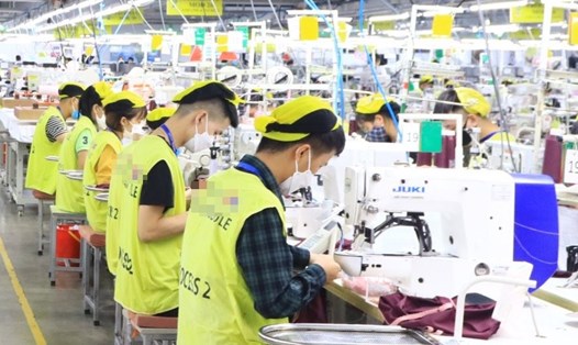 Công nhân làm việc tại một doanh nghiệp thuộc Khu công nghiệp Quang Châu, tỉnh Bắc Giang. Ảnh: Bảo Hân