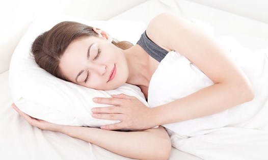 Thay đổi tư thế khi ngủ có thể giúp giảm ngáy ngủ. Ảnh: Boldsky