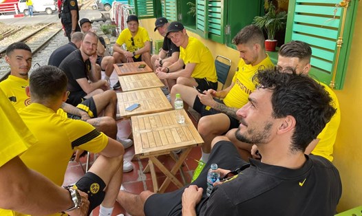 Các cầu thủ CLB Borussia Dortmund ngồi cafe đường tàu. Ảnh: Chí Long
