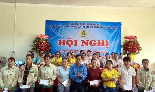 Ông Phạm Thái Dương, Chủ tịch Công đoàn KKT Dung Quất và các KCN Quảng Ngãi trao quà cho đoàn viên tại hội thi. Ảnh: Xuân Quang
