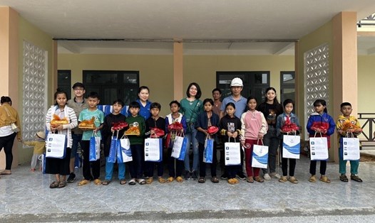 Giám đốc CPCEMEC cùng đoàn tặng quà cho các em học sinh tại Trà Don. Ảnh: Ngọc Thạch