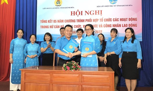 Giai đoạn 2022-2027, LĐLĐ Khánh Hòa và Hội LHPN tỉnh ký kết chương trình phối hợp tổ chức các hoạt động thúc đẩy lợi ích cho lao động nữ. Ảnh: P.Linh
