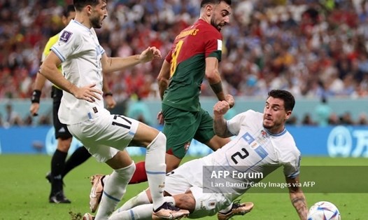 Hậu vệ Jose Gimenez (số 2) của tuyển Uruguay rất thất vọng với cách tiếp cận trận đấu thận trọng của huấn luyện viên đội nhà. Ảnh: AFP