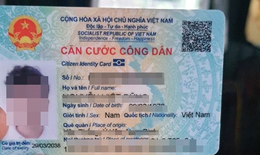 Thẻ căn cước công dân gắn chip là một trong những phương thức dùng thay thế hộ khẩu giấy khi thực hiện các thủ tục hành chính, dân sự. Ảnh: Việt Dũng