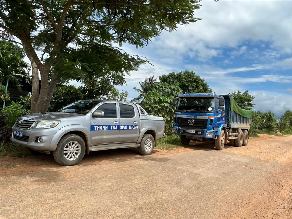 Nhà thầu thi công cao tốc chậm sửa chữa đường hư hỏng do xe chở vật liệu