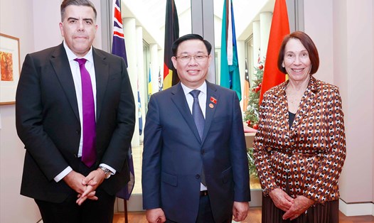 Chủ tịch Quốc hội Vương Đình Huệ cùng Chủ tịch Hạ viện Australia Milton Dick (trái) và Chủ tịch Thượng viện Australia Sue Lines (phải). Ảnh: TTXVN