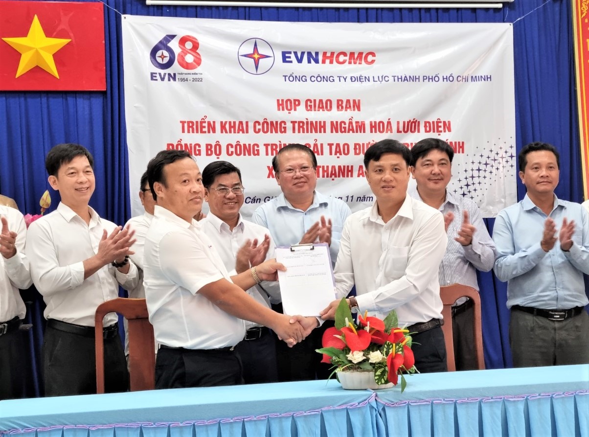 Đại diện EVNHCMC và UBND xã đảo Thạnh An ký kết bàn giào mặt bằng thi công công trình. Ảnh: Nam Dương