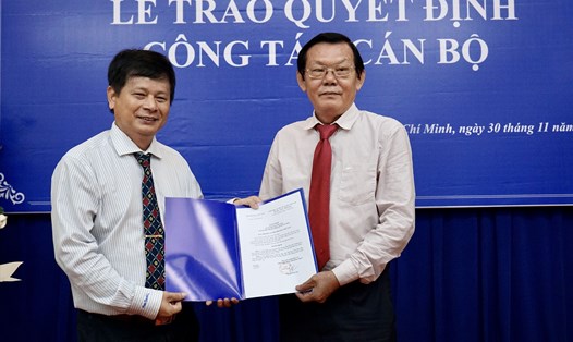 Nhà báo Trần Trọng Dũng trao quyết định cho nhà báo Nguyễn Tấn Phong (bên phải). Ảnh: Hoàng Hùng