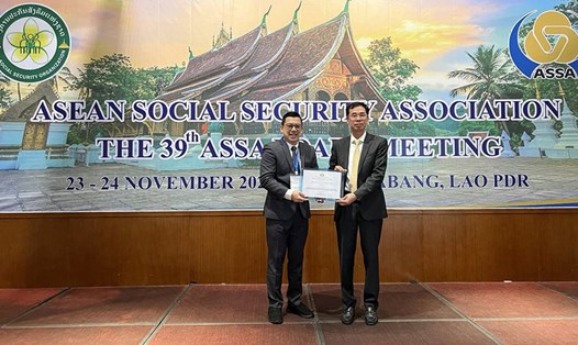BTC trao Giải thưởng Thực tiễn hiệu quả cho BHXH Việt Nam. Ảnh: BHXH VN cung cấp