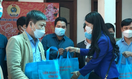 Bà Trần Lệ Nhung - Chủ tịch LĐLĐ Gia Lai tặng quà cho đoàn viên, NLĐ. Ảnh: T.Tuấn