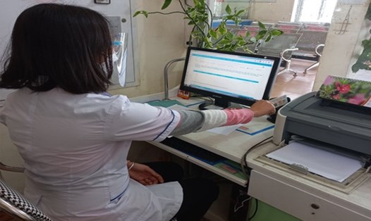 Tra cứu thông tin người bệnh bằng CCCD gắn chíp tại Bệnh viện Đa khoa huyện Mường La. Ảnh: BHXH tỉnh Sơn La